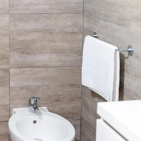 2bd Flat Near Cathedral 아파트 *