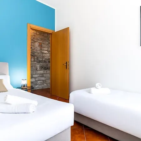 2bd Flat Near Cathedral 아파트 *